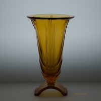 Vase en verre moulé pressé couleur ambrée