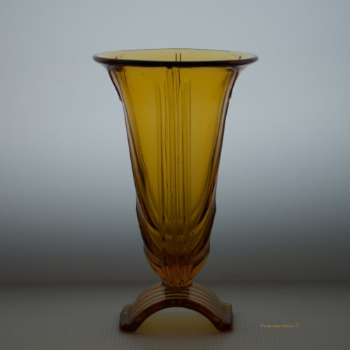 Vase en verre moulé pressé couleur ambrée