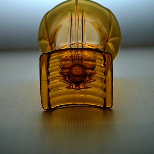 Vase en verre moulé pressé couleur ambrée – Image 4