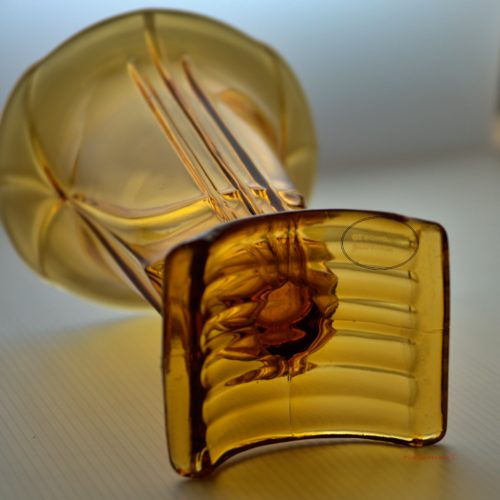 Vase en verre moulé pressé couleur ambrée – Image 3