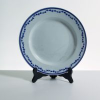 Assiette Tournai porcelaine tendre décor laurier XVIIIe-XIXe